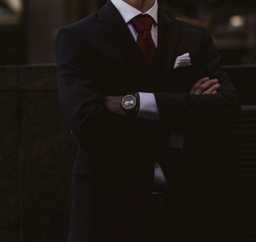 man wearing black notched lapel suit jacket in focus photography
